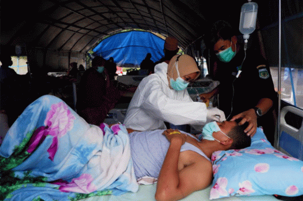 Begini Kondisi Pasien Dirawat di Tenda Darurat Halaman RS Regional Sulbar