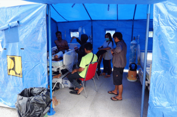 Begini Kondisi Pasien Dirawat di Tenda Darurat Halaman RS Regional Sulbar