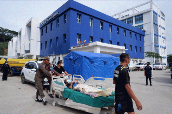 Begini Kondisi Pasien Dirawat di Tenda Darurat Halaman RS Regional Sulbar