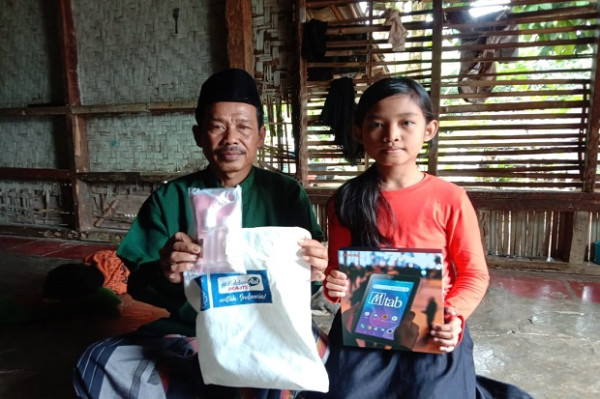 IKA ITS Serahkan Bantuan Gawai Rp400 Juta untuk Sekolah Jarak Jauh