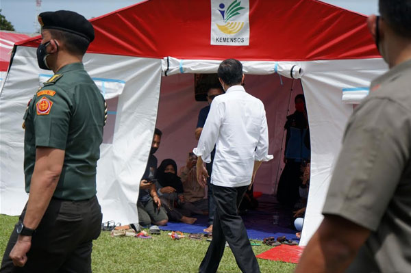 Presiden Jokowi Tinjau Pengungsian Korban Gempa di Stadion Manakarra
