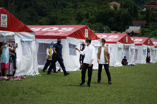 Presiden Jokowi Tinjau Pengungsian Korban Gempa di Stadion Manakarra