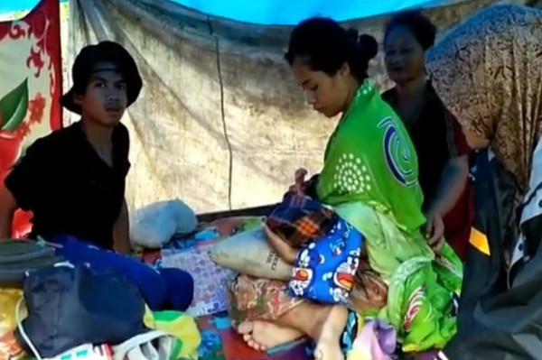 Dramatis Detik-detik Ibu Hamil korban Gempa Majene Melahirkan di Tenda Darurat dengan Alat Seadanya