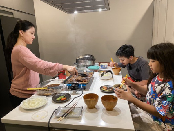 Lama Tak ke Restoran, Yusril Nikmati Masakan Jepang di Rumah