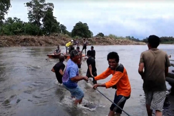Warga Korban Banjir yang Terisolasi Mulai Beraktifitas Dengan Rakit