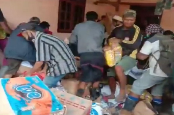 Korban Gempa Majene di Ulumanda Adang Kendaraan dan Berebut Bantuan
