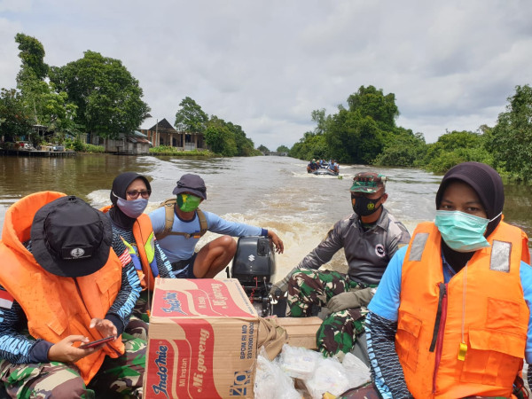 Salut, Prajurit Kopaska Berenang Salurkan Bantuan ke Daerah Terisolir di Kalsel