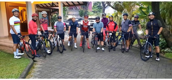 Gowes 80 Km, Saleh Husin dan Pramono Anung Mampir Nikmati Pecel Pincuk Ibu Ida