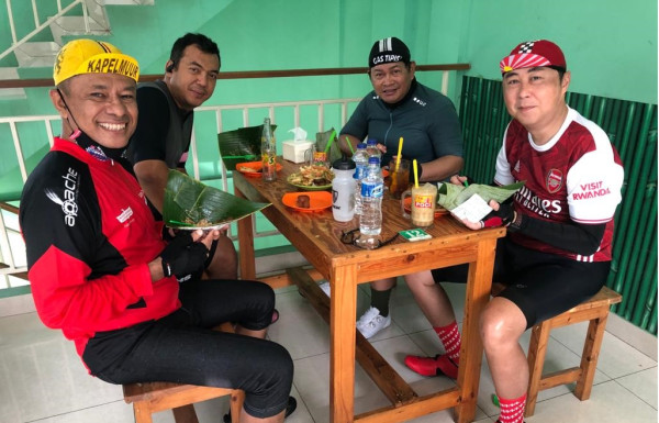 Gowes 80 Km, Saleh Husin dan Pramono Anung Mampir Nikmati Pecel Pincuk Ibu Ida