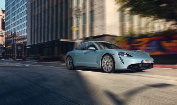 Tesla, Hati-Hati dengan Porsche Taycan Elektrik Ini!