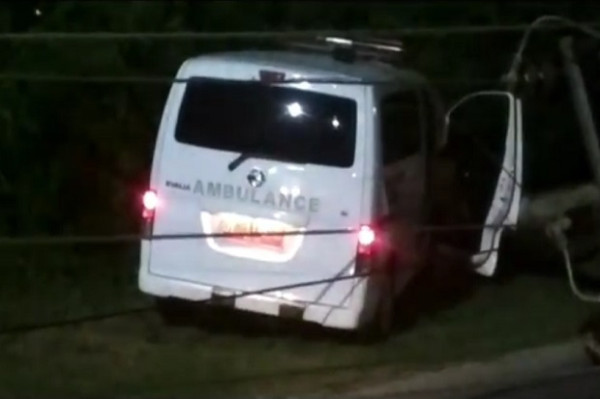 Ngebut, Ambulans Ringsek Tabrak Tiang Listrik hingga Patah