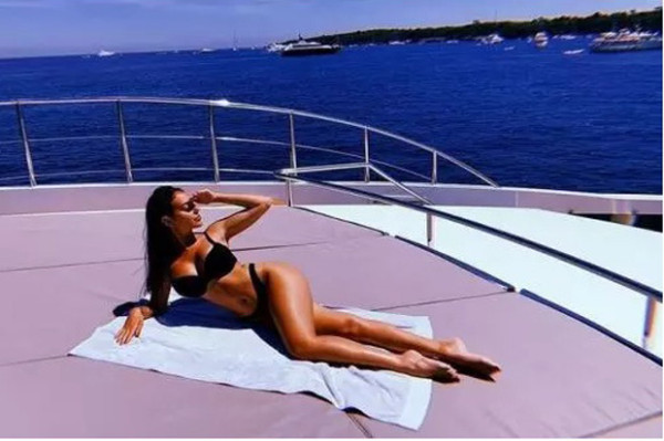 Doyan Berjempur di Pantai, Siapa yang Paling Seksi Georgina Rodriguez atau Irina