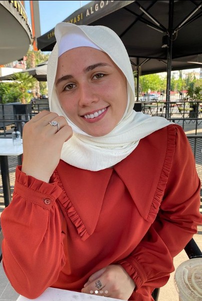 Masuk Islam, Atlet Angkat Besi Cantik Ini Hapus Semua Foto Sebelum Berhijab
