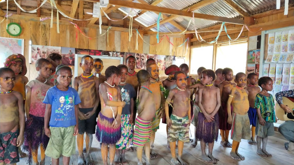 OVO Beri Donasi untuk Beasiswa Anak-Anak di Pedalaman Papua