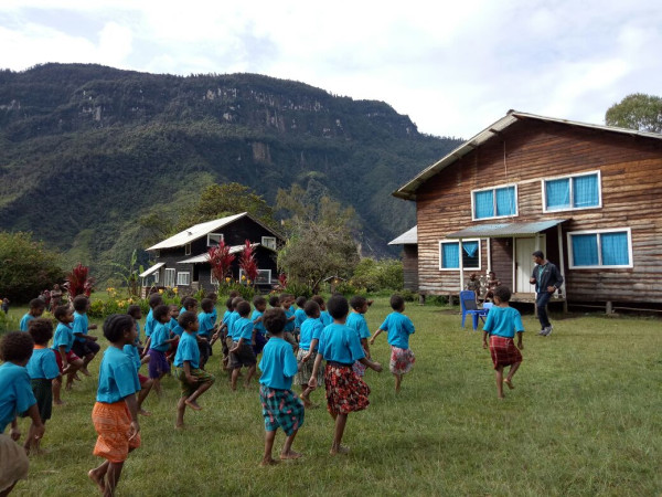 OVO Beri Donasi untuk Beasiswa Anak-Anak di Pedalaman Papua