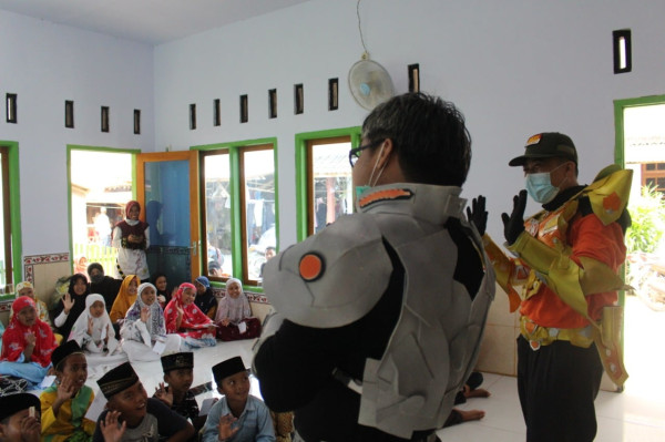 Gaya ala Super Hero, Kader PKS Bikin Anak-anak Korban Banjir Tersenyum