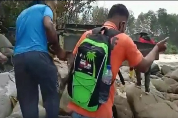 Heboh Penemuan Sayap Pesawat di Bibir Pantai Teluk Putri Bintan