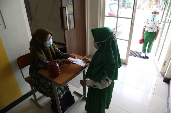 Demi Meringankan Beban Korban Bencana Alam, Siswa SD Khadijah Relakan Celengannya