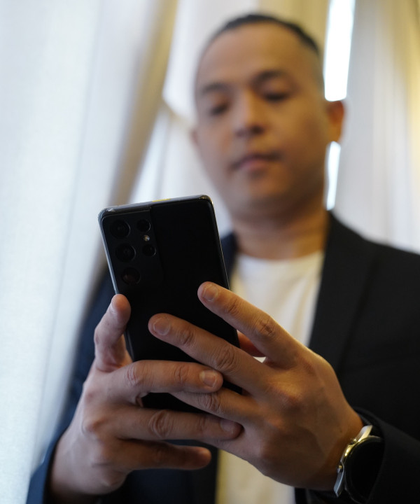 4 Cara Sutradara Ernest Prakasa Optimalkan Galaxy S21 5G Series