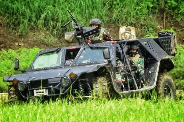 Mengendarai Rantis Serbu, Prajurit Petarung Marinir Hancurkan Gerombolan Pengacau