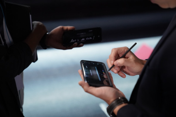 4 Cara Sutradara Ernest Prakasa Optimalkan Galaxy S21 5G Series