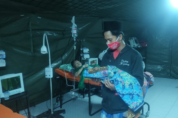 Tangis Bahagia Pecah di RS Lapangan Kostrad, Korban Gempa Mamuju Melahirkan Secara Caesar
