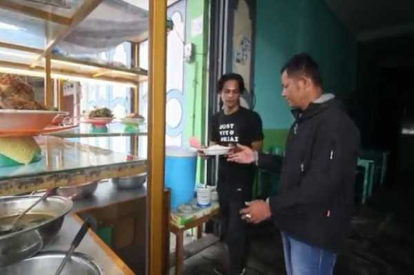 Disebut Mirip Shahrukh Khan Ini Keseharian Teuku Hasnawi Pria asal Aceh