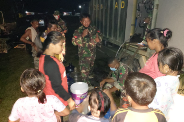 Bentuk Kepedulian, Satgas Zeni TNI AD Distribusikan Air Bersih dan Siap Minum ke Mamuju