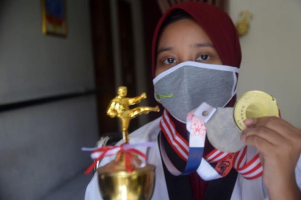 Gadis Cantik Jagoan Taekwondo Ini Tak Kenal Lelah Bertarung Melawan Stroke