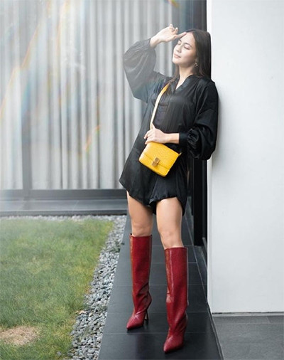 Tiru Gaya Empat Seleb Cantik Ini dengan Boots Stuart Weitzman