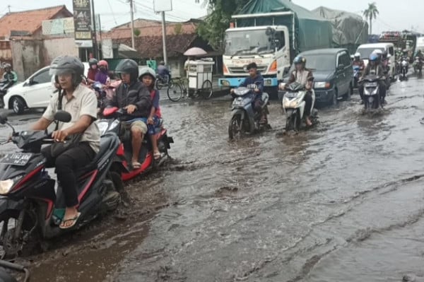 Jalur Pantura Pekalongan Terendam Banjir, Begini Kerusakannya