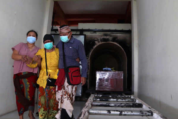 Doa Keramat dalam Ritual Nitip di Geni Iringi Pembakaran Jenazah COVID-19