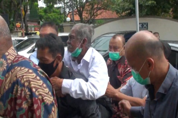 Miris! Ayah Renta yang Digugat Anak Kandungnya harus Digendong saat Mediasi di Pengadilan