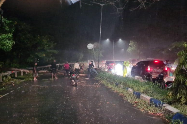 Kantor Tergenang Air, Satlantas Polres Jayapura Tetap Siaga Layani Masyarakat