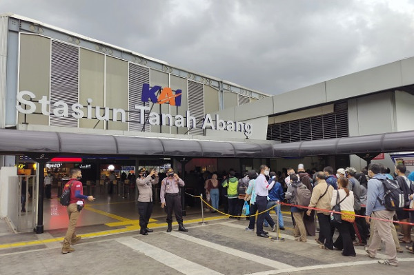 Antrean Penumpang KRL Mengular di Stasiun Tanah Abang, Petugas: Setiap Hari Begini