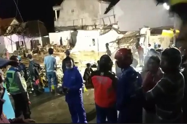 Banjir Bandang Terjang Pasuruan Seorang Nenek dan Gadis Hanyut, Belasan Rumah Rusak