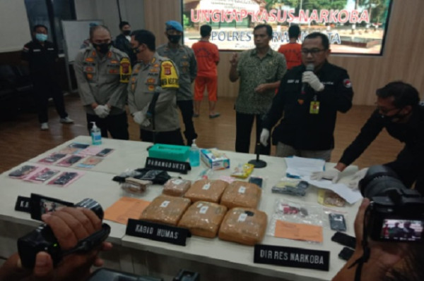 Ini Penampakan Pistol dan 73 Peluru Milik Tersangka Gathan Saleh Hilabi