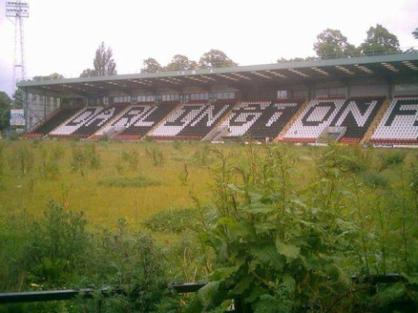 6 Stadion Sepak Bola Terburuk di Dunia; Ada yang dari Indonesia