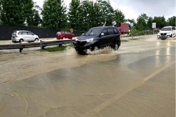 Hujan Deras Tol Cipali Km 136 Terendam Banjir, Arus Lalu Lintas Tersendat