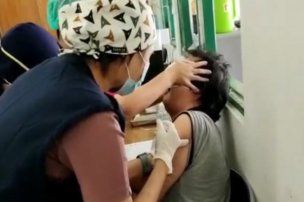 Lucu, Dokter IGD RSUD Mas Amsyar Ini Menjerit Ketakutan saat Divaksinasi COVID-19