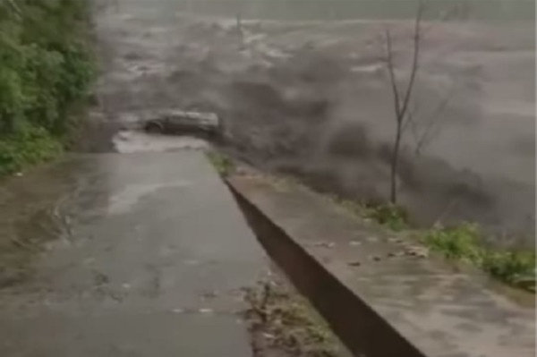 Viral Video Rekam Detik-detik Mobil Terseret Banjir Lahar Dingin Gunung Semeru