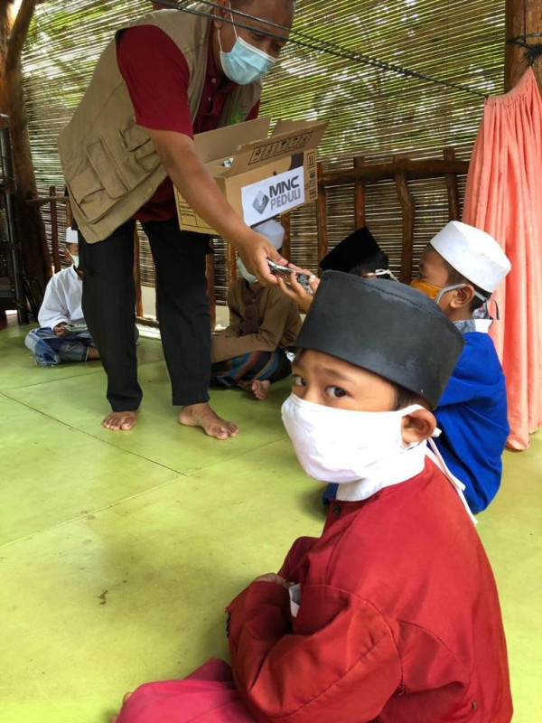 Sekolah Alam Tunas Mulia Bantar Gebang Terima Bantuan MNC Peduli