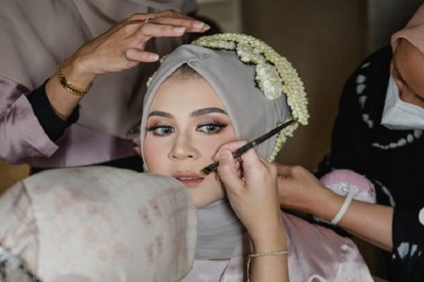 Yuk, Intip Gaya Cantik Kesha Ratuliu dengan Adat Sunda di Momen Pernikahannya