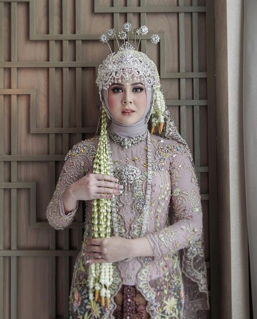 Yuk, Intip Gaya Cantik Kesha Ratuliu dengan Adat Sunda di Momen Pernikahannya