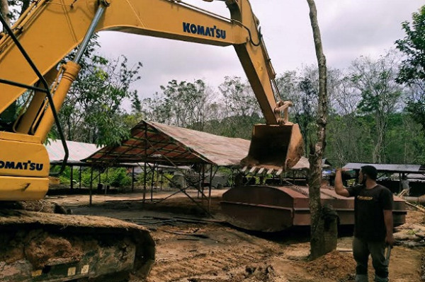 Pabrik Pengolahan Minyak Ilegal di Batanghari Dihancurkan dengan Alat Berat