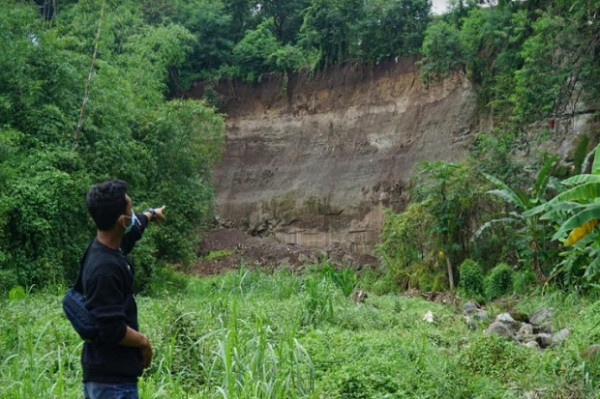 Tebing Sungai Setinggi 40 Meter Longsor, 9 Rumah Warga Terancam Hanyut