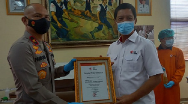 Tingkatkan Kesembuhan Pasien Covid-19, Wakapolda Metro Jaya Donor Plasma Konvalesen ke PMI