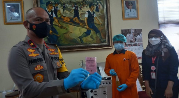 Tingkatkan Kesembuhan Pasien Covid-19, Wakapolda Metro Jaya Donor Plasma Konvalesen ke PMI