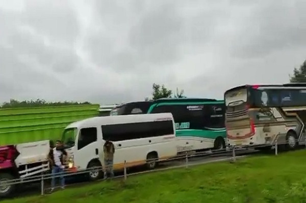 Tol Cipali Km 122 Ambles, Jalur Menuju Arah Jakarta dan Cirebon Macet 2 Kilometer