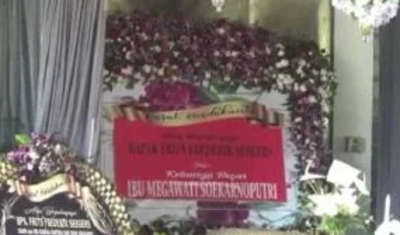 Penampakan Dewi Soekarno saat Ikuti Proses Kremasi Menantu di Pulau Dewata